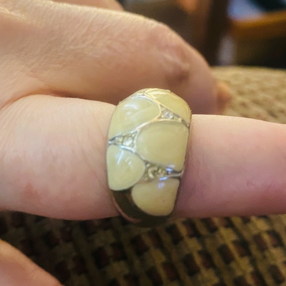 Avon "Enamel Elegance" dome ring.  Silver tone. Size 8 - Picture 2 of 3